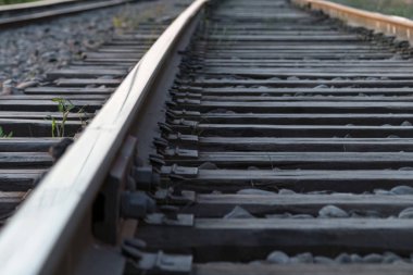 Demiryolu. Demiryolu yakın plan. Demiryolu taşımacılığı veya tren taşımacılığı 