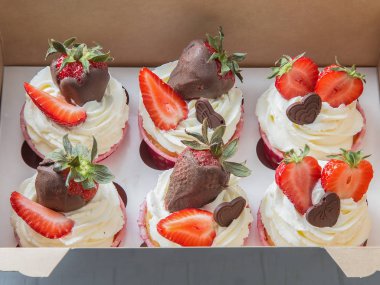 Çikolatalı çilekli kapkek seti. Tatlı tatlı.