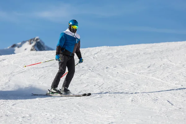 山の中で雪の中でスキーに乗る 冬休み — ストック写真