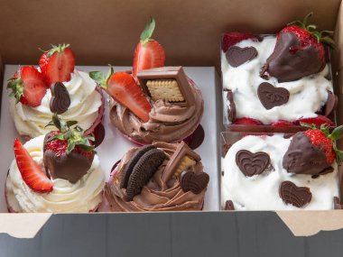 Bir kutu çilekli kek ve ıvır zıvır..