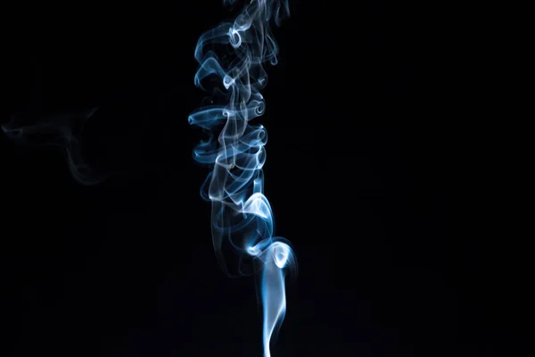 Sopro Fumaça Uma Vara Incenso Fundo Escuro — Fotografia de Stock