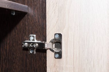 Mobilya kapısı menteşesi. Mobilyalar için standart metal menteşe.