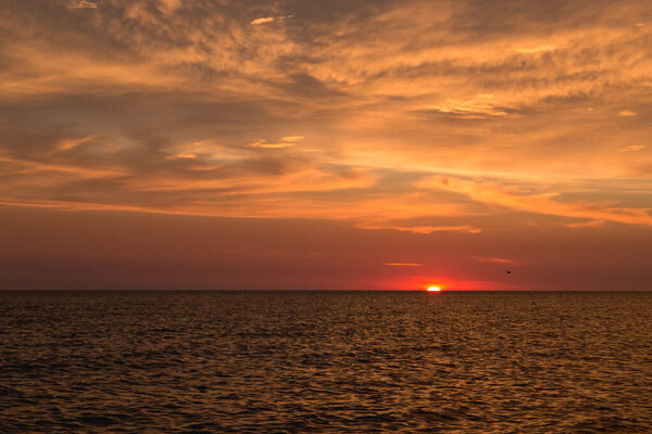 Морской пейзаж. Солнце заглядывало за горизонт.
.