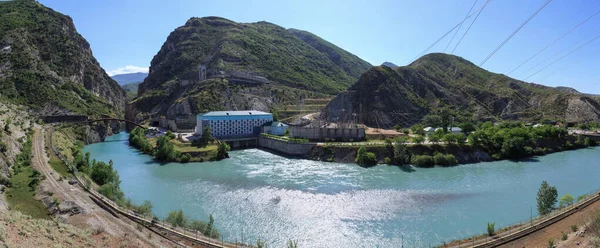 山の川の水力発電所。山の風景. — ストック写真