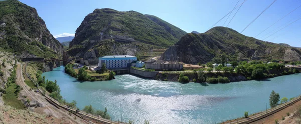 Dağ nehri üzerindeki hidroelektrik santrali. Dağ manzarası.