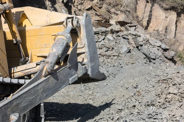 Kaya çöktükten sonra yolu bir buldozer temizliyor..