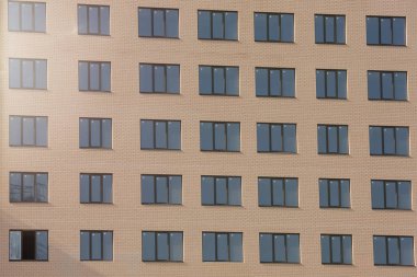 Tuğla binanın birçok penceresi.