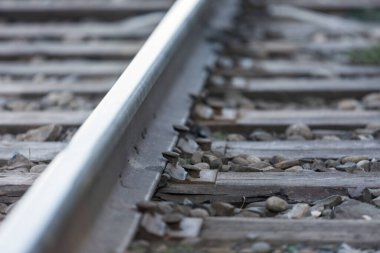 Demiryolu korkulukları ve yataklı vagonlar yakın plan. Seçici odak.