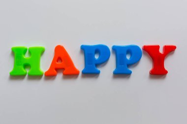 Öğrenme tahtasındaki renkli manyetik harflerin mutluluğu..