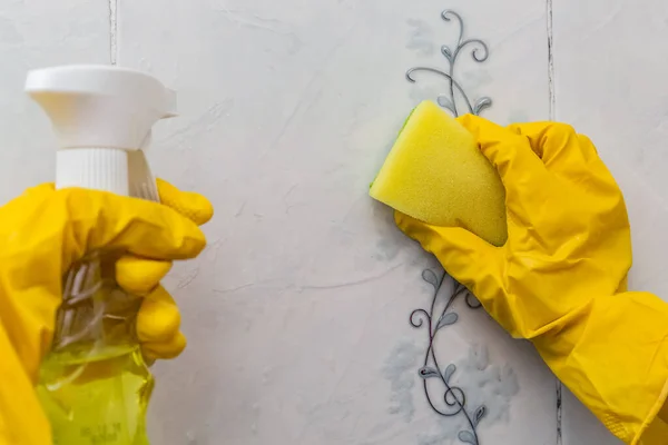 Limpeza Banheiro Com Detergente Luvas Borracha — Fotografia de Stock