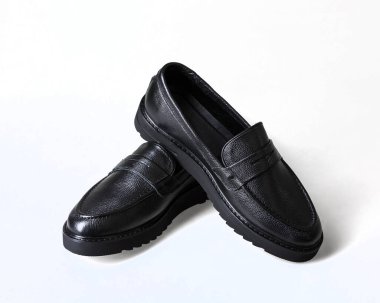 Siyah erkek deri ayakkabıları. Beyaz arkaplanda.