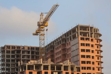 İnşaat ve inşaat halindeki çok katlı vinç.