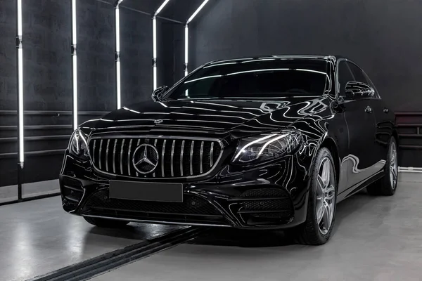 Rusya, Makhachkala - 22 Nisan 2020: Siyah Mercedes-Benz E-Sınıfı araba (W213).