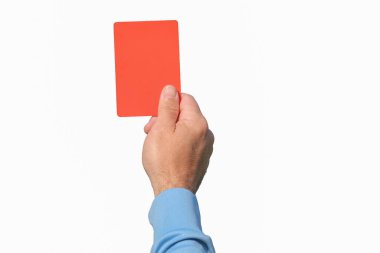 Futbol hakemi kırmızı kart gösteriyor. Beyaz arka planda izole edilmiş. Diskalifiye.