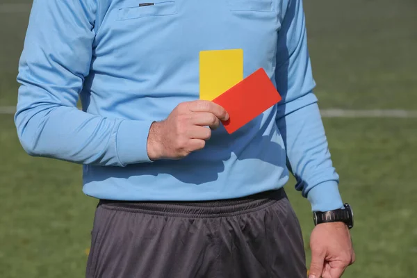 Žlutá Červená Karta Rukou Fotbalového Rozhodčího — Stock fotografie
