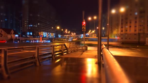 夜市交通繁忙 交通信号灯亮起 — 图库视频影像