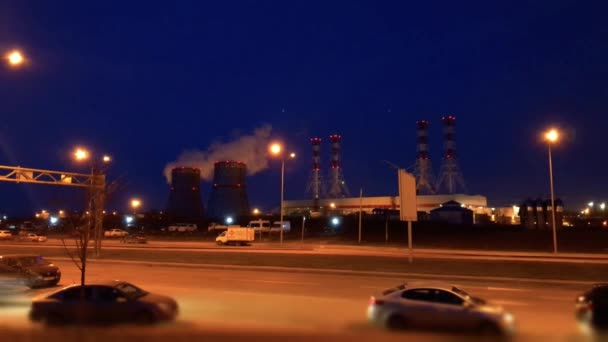 Электростанция Дымящимися Охладительными Башнями Рядом Городской Дорогой — стоковое видео
