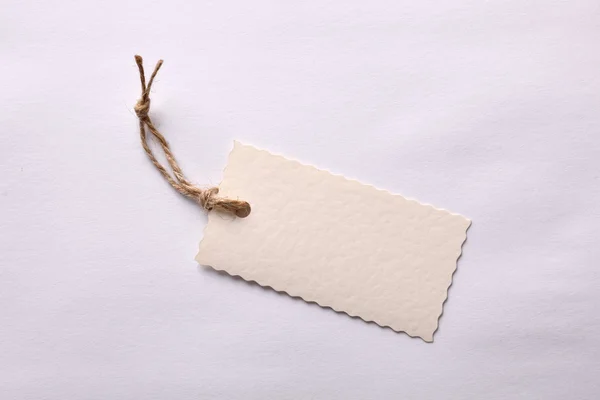 Μπεζ ελαστικοποιημένων χαρτί ετικέτας, δέσιμο με κορδόνι — Φωτογραφία Αρχείου