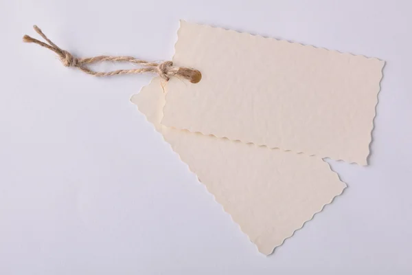Δύο ετικέτες μπεζ ελαστικοποιημένων χαρτί δεμένο με κορδόνι — Φωτογραφία Αρχείου