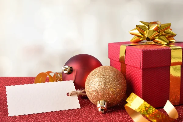 Decoração de Natal na mesa vermelha e fundo branco — Fotografia de Stock