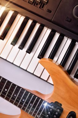Elektro gitar ve synthesizer üstten görünüm dikey kompozisyon