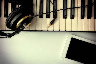 Tablet ve kulaklık ile elektronik piyano müzik kompozit için