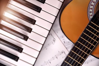 Piyano ve gitar Parlatıcı ve levha müzik arka plan top ile