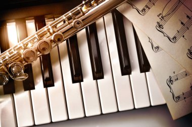 Piyano ve flüt altın Parlatıcı ve levha müzik top ile