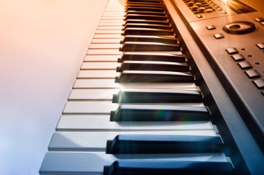 Parlatıcı ve mavi kırmızı degrade yan görünümü ile synthesizer klavye