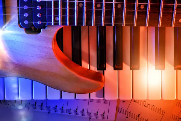 Guitare électrique et synthétiseur avec lumière rouge et bleue — Photo