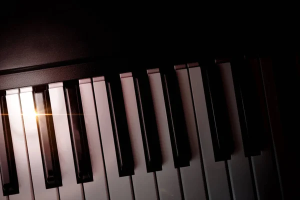 Clavier piano électronique à l'ombre avec vue brillante — Photo