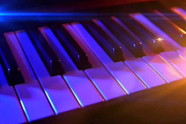Synthétiseur clavier avec lumières colorées en concert — Photo