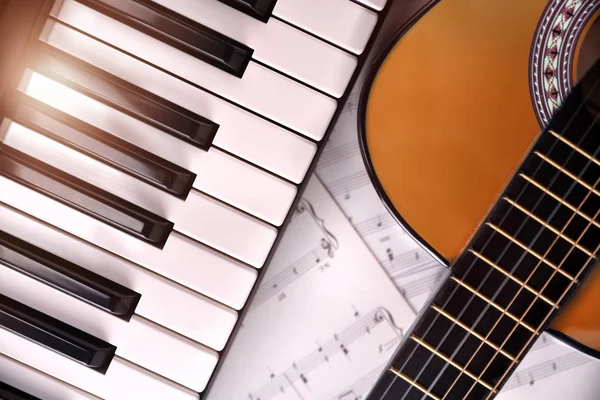 Piano and guitar with shine and sheet music background top — Stock Photo, Image