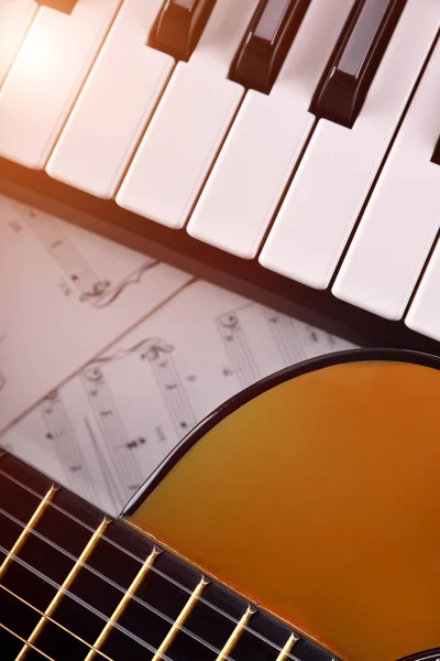 Piano en gitaar met glans en bladmuziek verticale terug naar boven — Stockfoto