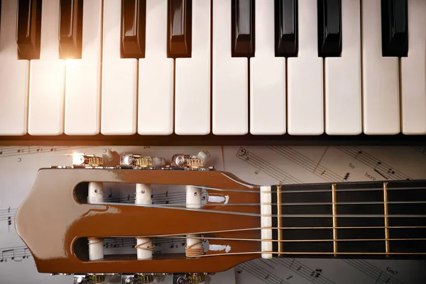 Klavír a tuning peg kytaru a hudební pozadí nahoře — Stock fotografie