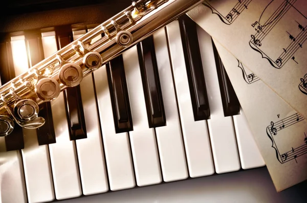 Piyano ve flüt altın Parlatıcı ve levha müzik top ile