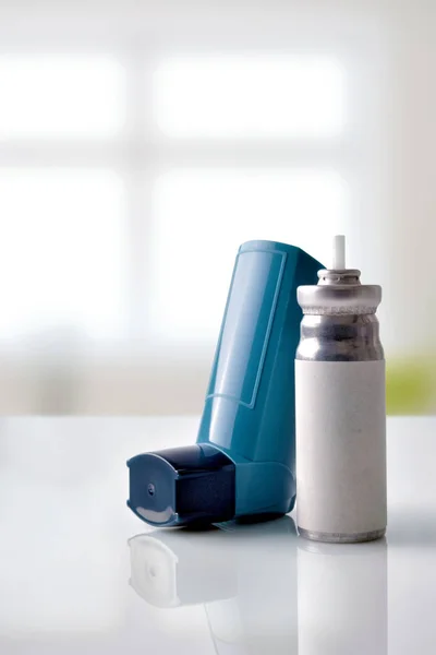 Cartridge en blauwe geneeskunde inhalator in kamer voorzijde bekijken verticale — Stockfoto