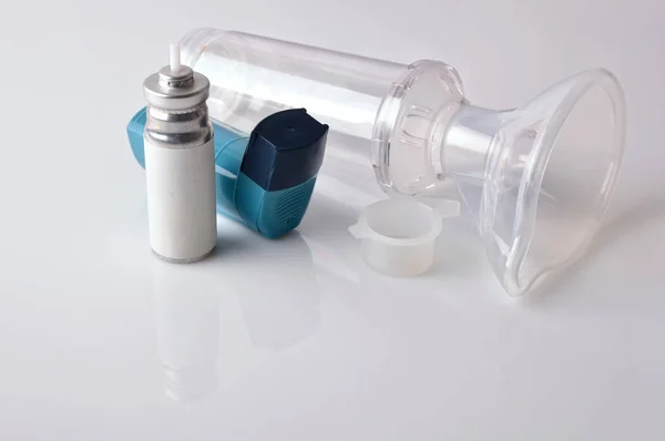 Cartridge inhaler and chamber and mask isolated white elevated v — Stock Photo, Image