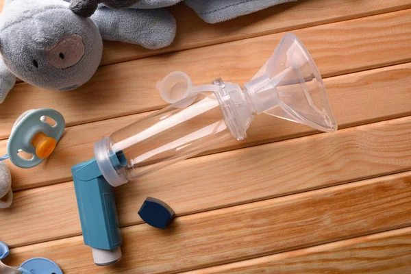 Cartridge inhaler and chamber and mask mounted pediatric medicin — Stock Photo, Image