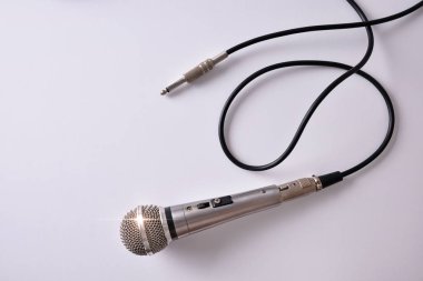 Beyaz masa üstten görünüm konektörüne jack ile kablolu mikrofon
