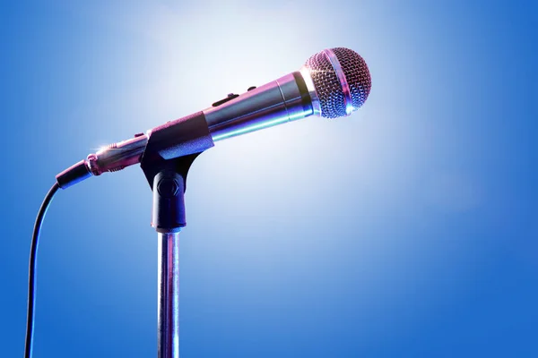 Microfono su supporto microfono con sfondo blu — Foto Stock
