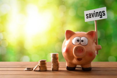 Tablo ve doğa arka plan üzerinde tasarruf billboard ile Piggy banka