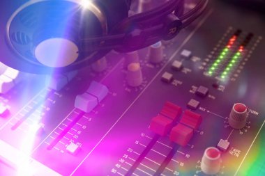 Yakın görünümü ses karıştırıcı dj yükseltilmiş