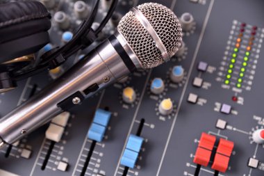 Studio üst görünümünde kayıt cihazları