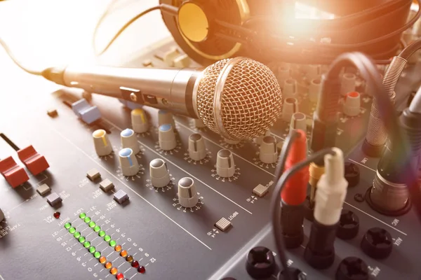 Aufnahmegeräte im Studio vor erhöhter Ansicht — Stockfoto