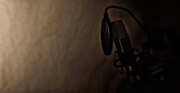 Mikrofon pojemnościowy Studio i sprzęt w cieniu — Zdjęcie stockowe