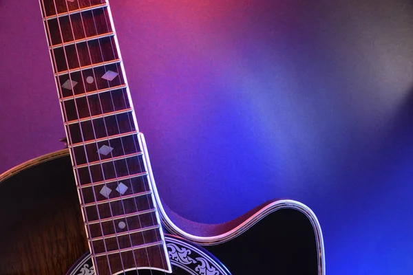 Guitare acoustique isolée avec lumières rouges et bleues — Photo