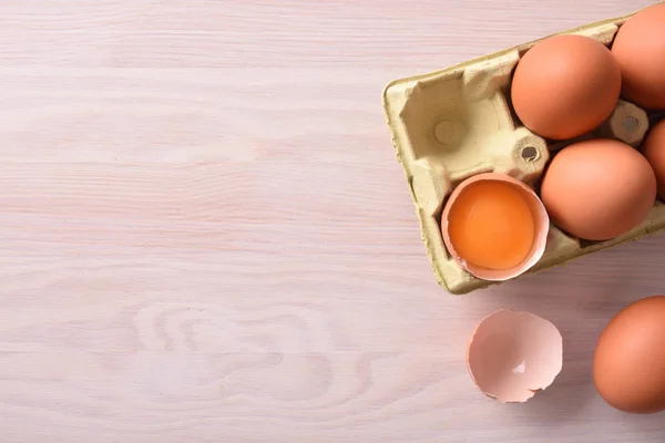 Huevos frescos en cajas de cartón en la parte superior del banco wodden —  Fotos de Stock
