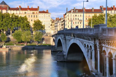 Bridge Wilson yaz aylarında nehir Rhone Lyon Fransa göster.