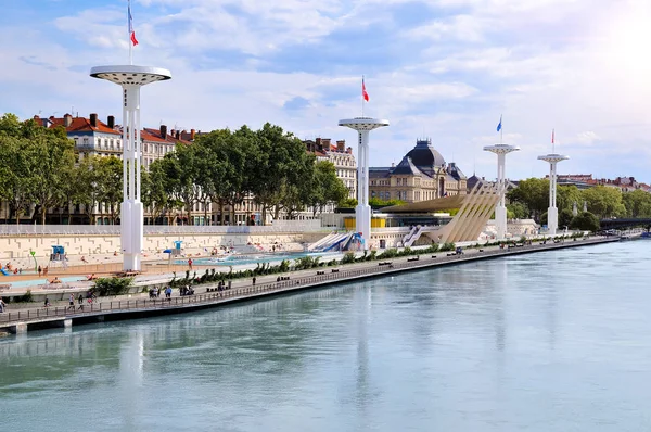 Piscinas municipales de Lyon en el río Rone Francia — Foto de Stock